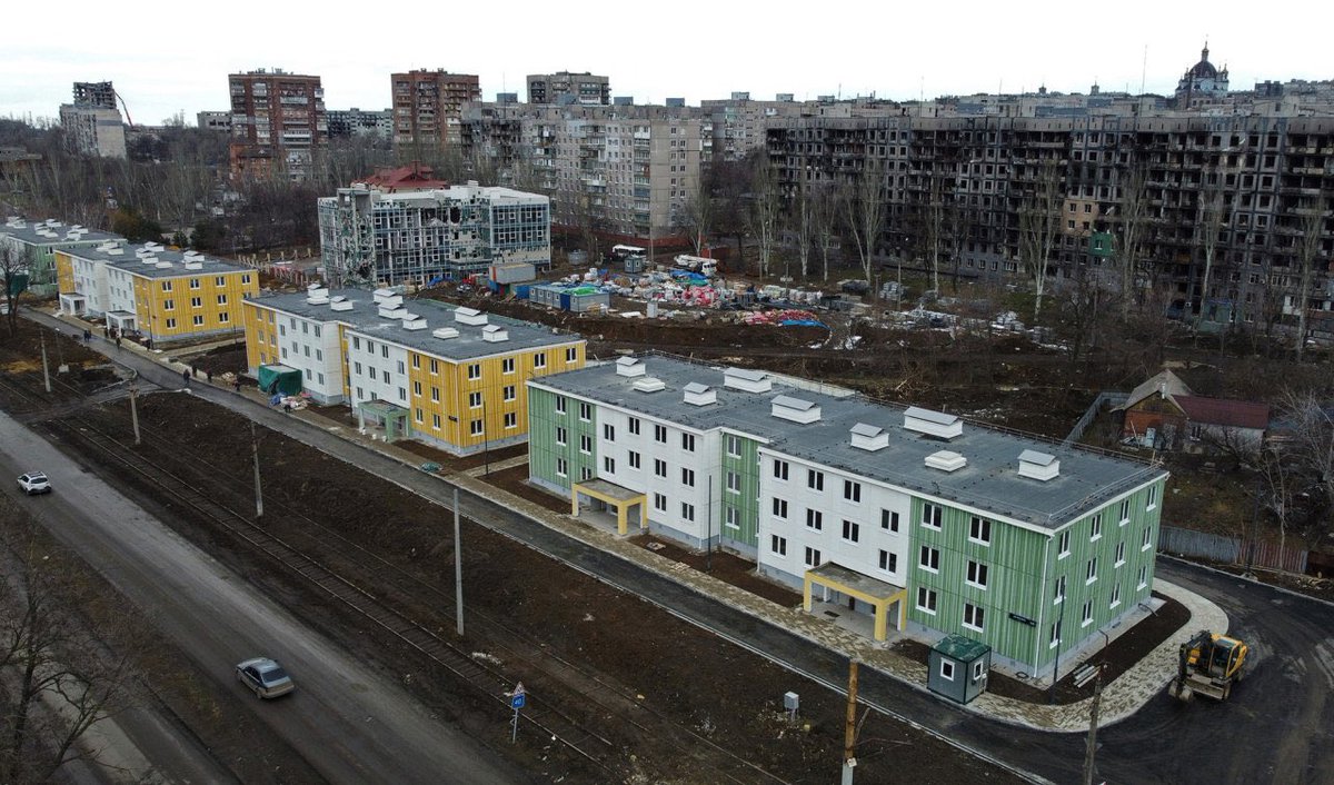 VALMICHEL7's tweet photo. Российским журналистам можно делать репортажи в Мариуполе только снизу. Запрещено снимать город с высоты.
Ну что ж. Тогда мы напомним о преступлении русских фашистов: веселенькие новые коробки на фоне уничтоженных кварталов. https://t.co/yWfzLLXPCL