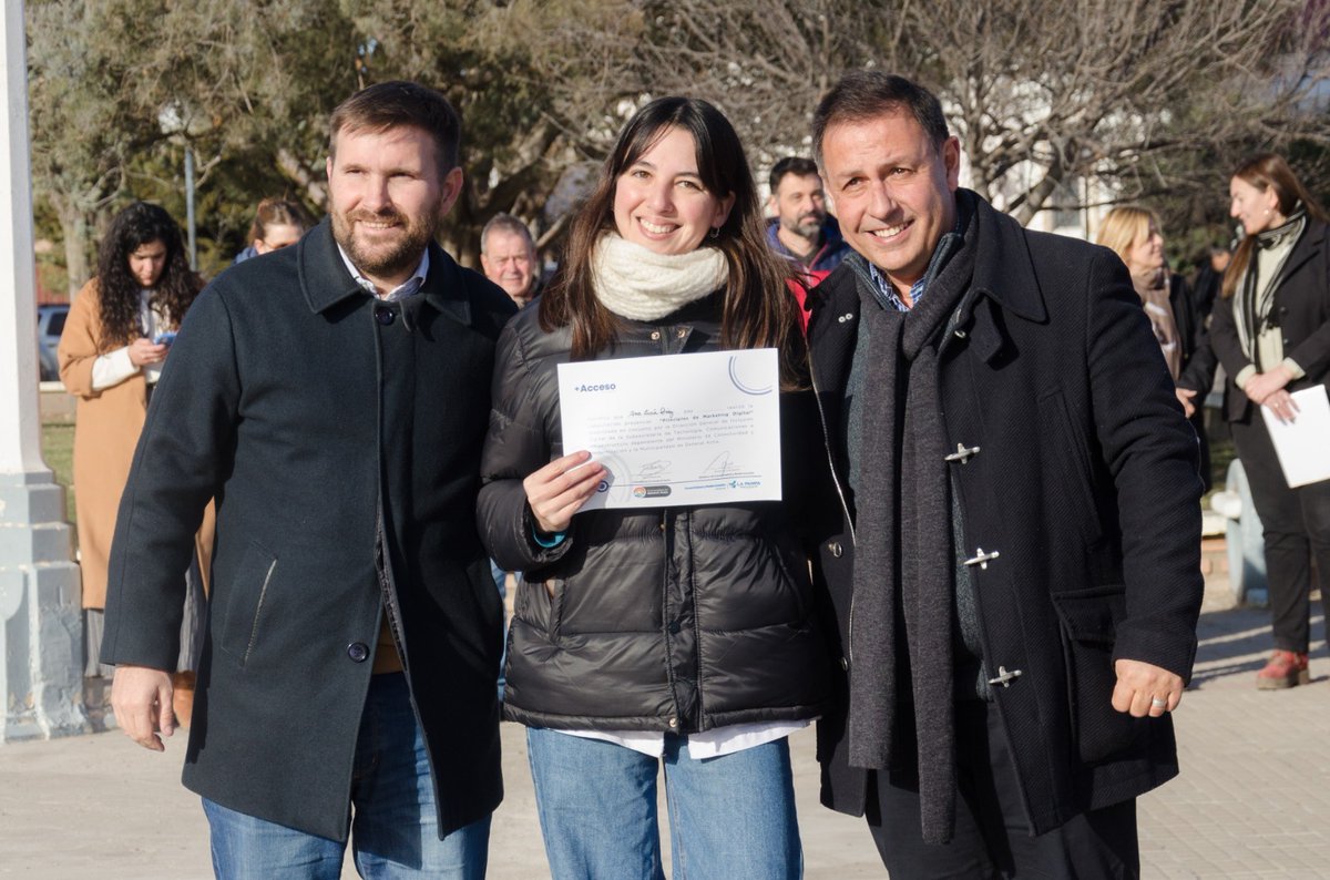 acurciarello's tweet photo. ✅ Fuimos a #GeneralAcha para dictar 2 capacitaciones e inaugurar un Punto Wifi libre y gratuito, demostrando que somos un Estado presente que brinda igualdad de oportunidades y le da herramientas a la juventud para desarrollar una actividad con salida laboral.
Es con más y mejor Estado.
Más información 👇🏼 https://t.co/sdFHxP5YHY