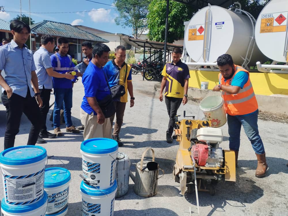 JKRLIPIS's tweet photo. Kursus Penyenggaraan Jalan Raya Bertajuk Menampal Jalan (Pothole) Oleh Yp Maintenance.

@IPJKR_Official
@jkrpahang
@followers https://t.co/vr20YiO9eH
