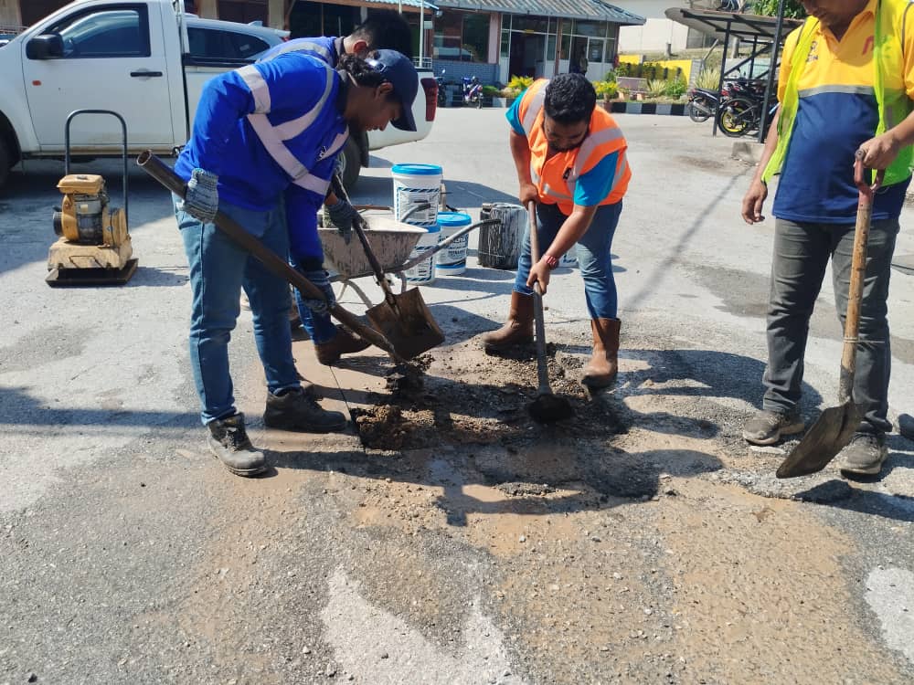 JKRLIPIS's tweet photo. Kursus Penyenggaraan Jalan Raya Bertajuk Menampal Jalan (Pothole) Oleh Yp Maintenance.

@IPJKR_Official
@jkrpahang
@followers https://t.co/vr20YiO9eH