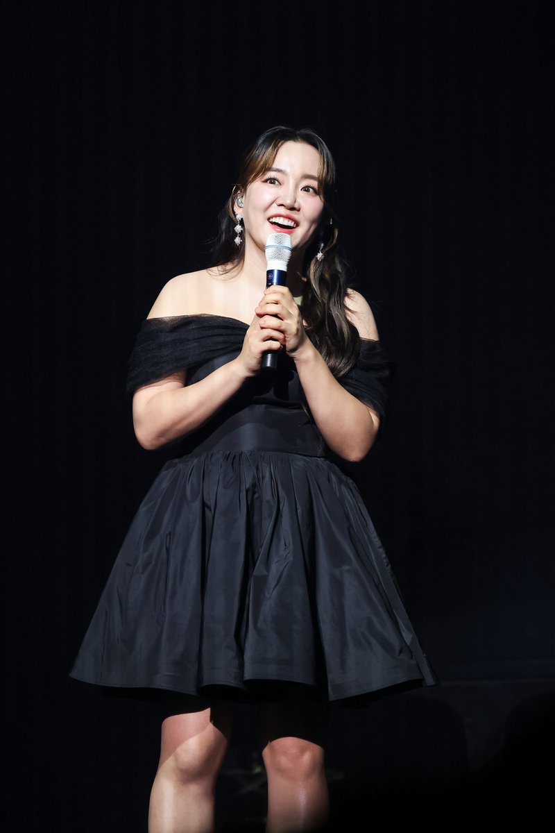 Rucky0429's tweet photo. 240704 소극장 콘서트 [潤夏] : 빛나는 여름

@younhaholic

#윤하 #Younha #ユンナ 
#혜성은_지지_않는다 #우천여신 
#EndTheory #EndTheoryFinalEdition 
#윤하데뷔20주년 #YOUNHA20thDebutAnniversary https://t.co/nyZPIhsL59