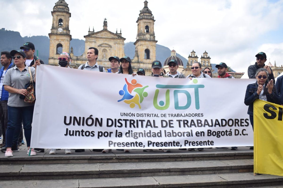 cutcolombia's tweet photo. #AEstaHora

Se adelanta la Asamblea informativa- plantón frente a la Alcaldía Mayor por un salario digno y contra la nefasta e irrespetuosa propuesta de incrementar el 0,8,%. @CUTBTACMARCA @ctccolombia @CGTCol https://t.co/QI8uy05ge3