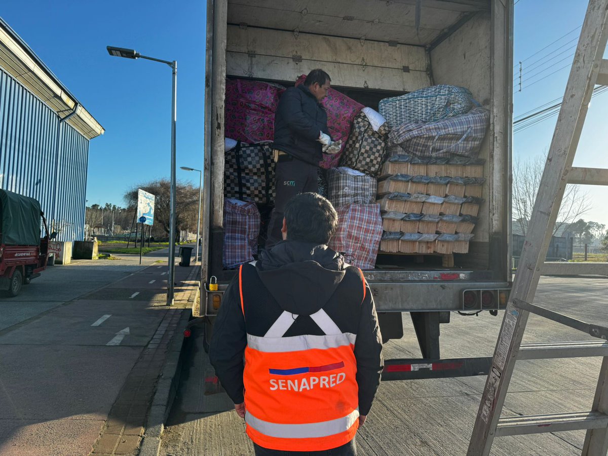 Senapred's tweet photo. Equipo de #SENAPREDBiobío realiza entrega de 100 kit de habitabilidad a municipalidad de Arauco. https://t.co/TWHhRqZR6h