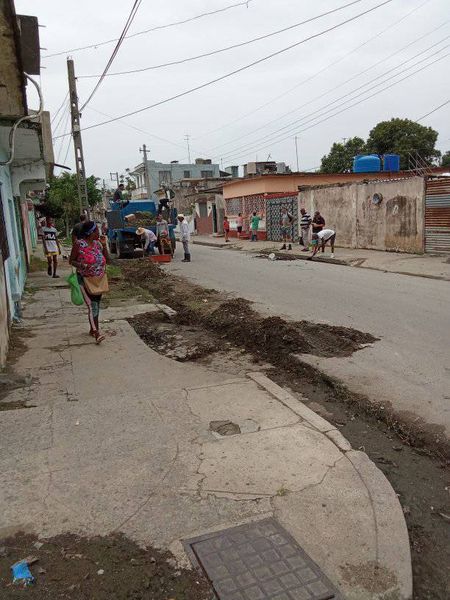 Continúan  las labores de limpieza de registros pluviales y alcantarillado en la  calle gloria con el apoyo de una brigada del campamento Tarea Confianza  del minit.