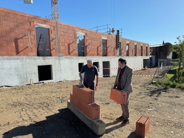 Pose de la première pierre d'un projet multiple de revitalisation du centre bourg de La Possonnière ! Pharmacie: 140,9 m²
Maison de santé: 534,7 m², accueillant médecins, sage-femmes, infirmiers...
Cabinet dentaire: 85 m²
Salon de coiffure: 75,45 m²
4 appartements de type III