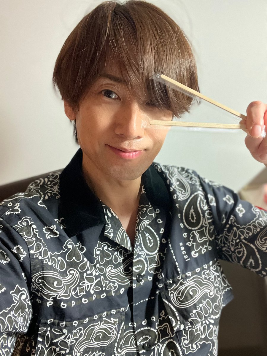 beauty_monomane's tweet photo. 指を使わない斬新なピース☺️🥹
略してマドラーピース
#箸を忘れて２日
#ホテルのフロントに置いてあるマドラー
#もちろんキャベツはかぶりつき
#1日一個食い散らかしていきます
#お疲れ様でした https://t.co/davf4t5bAH