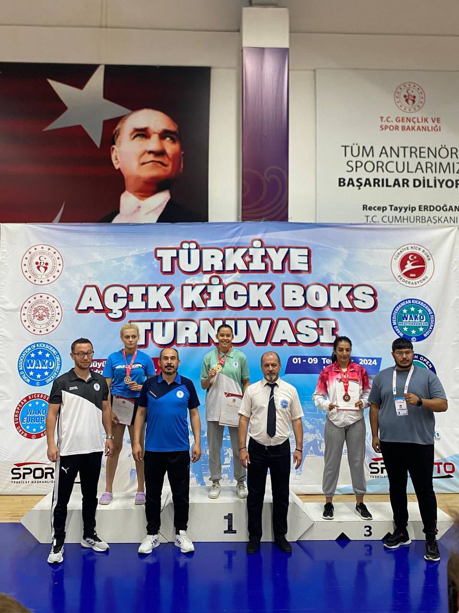 a_pekyatirmaci's tweet photo. Yaklaşık 5.000 sporcunun katılımıyla şehrimizde düzenlenen Türkiye Açık Kick Boks Şampiyonası’nda Selçuklu Belediyespor Kulübü sporcularımızdan Çetin Karapınar Avrupa Şampiyonasına Kübra İnceli ise Dünya Şampiyonası’na katılım hakkı elde etti. 

Sporcularımızdan Nihat Emir Dolmaz ise şampiyonada Türkiye üçüncüsü olarak bronz madalya kazandı.

Uluslararası müsabakalarda kulübümüzü ve ülkemizi temsil edecek olan Milli Sporcularımız Çetin Karapınar ve Kübra İnceli’ye başarılar diliyorum. 🇹🇷

#SporunMerkeziSelçuklu