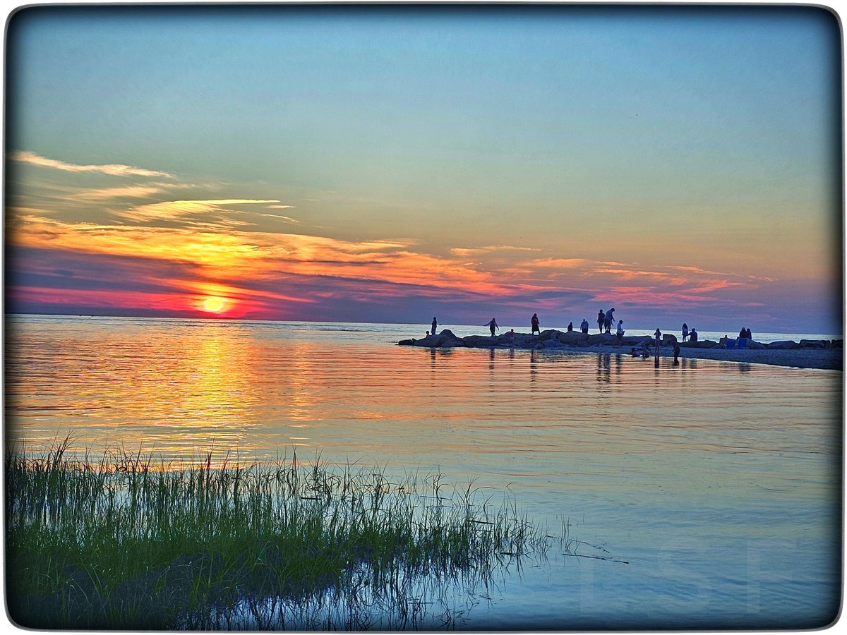 brewfiish's tweet image. #CapeCodBay #sunset.
(I did use a photo app to tweak it).