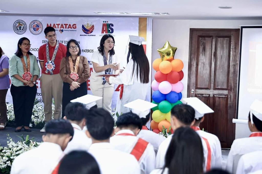 IloveTaguig1's tweet photo. Taguig Bahay Pag-asa, nakapagpatapos ng mga estudyante sa ilalim ng Alternative Learning System (ALS)!
#iLoveTaguig
#TransformativeLivelyCaringCity
#TeamTLC
#TaguigBahayPag-asa
#AlternativeLearningSystem https://t.co/BMjvAfouVK