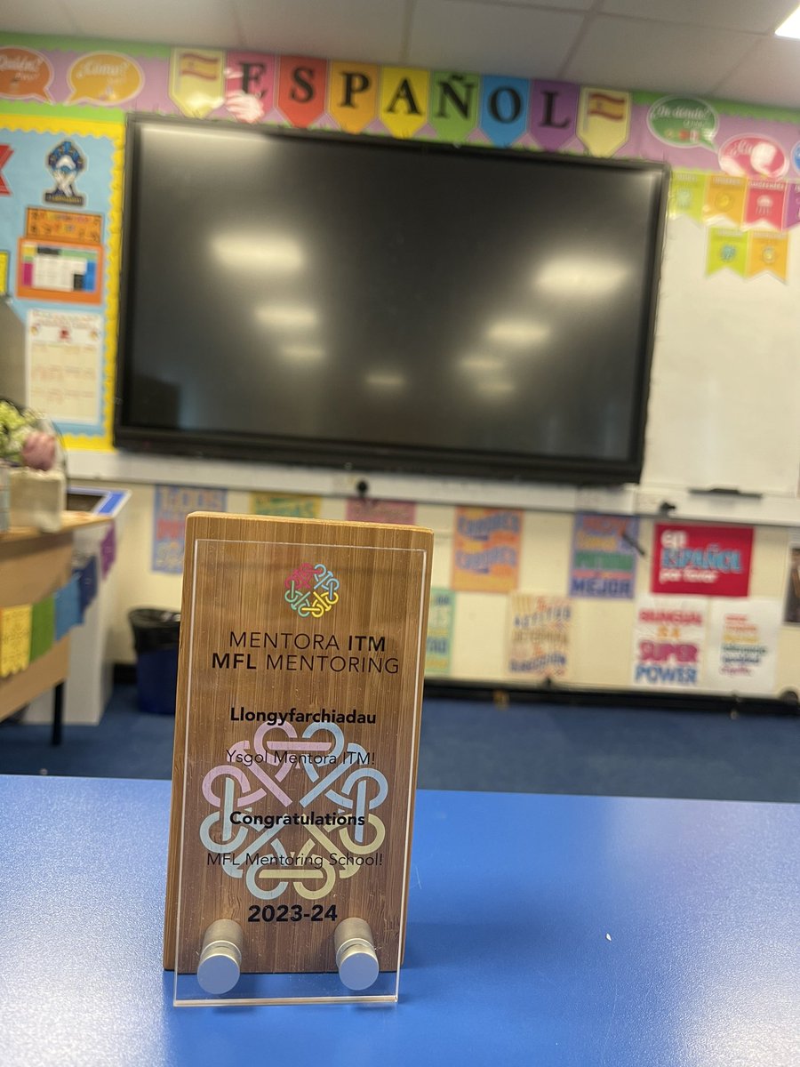SbaenegLlan's tweet photo. Wnaethom ni dderbyn trรฎts lyfli a thlws hyfryd wrth @MFLMentoring heddi ๐ Mae hi wedi bod yn bleser i fod yn rhan oโr cynllun mentora gwych eleni gydaโn dysgwyr Bl 9! Mae @yggllangynwyd yn edrych ymlaen i barhau gydaโr prosiect blwyddyn nesaf! ๐ช๐ธ๐ด๓ ง๓ ข๓ ท๓ ฌ๓ ณ๓ ฟ #TimLlan https://t.co/6WmSRXCMGc