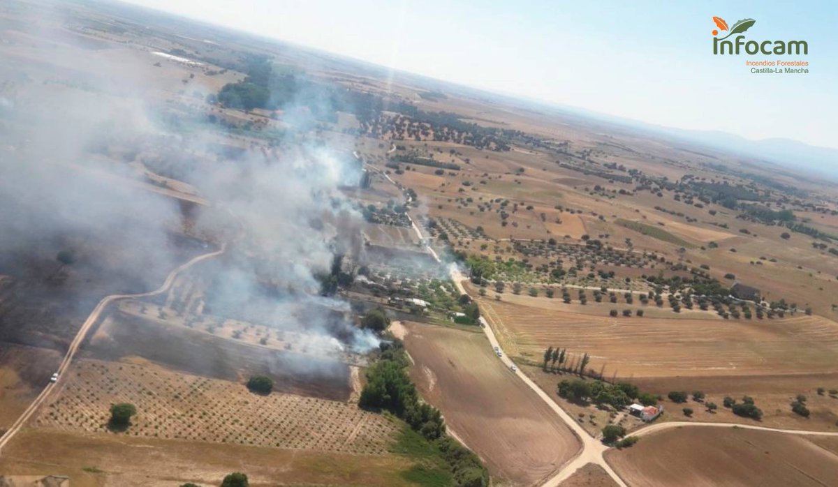 Plan_INFOCAM's tweet photo. ➡️ #IFPortillo en #Toledo 🔥 ACTIVO. En la zona, #INFOCAM de @gobjccm con :
🚁2 medios aéreos
🚚5 medios terrestres
👥30 efectivos #BBFF #AAMM
Colaboran bomberos de #CPEIS #SantaOlalla
#ContralosIncendiosIMPLÍCATE
ℹ️https://t.co/pRadMBdMw7 https://t.co/c9clVQxxnk