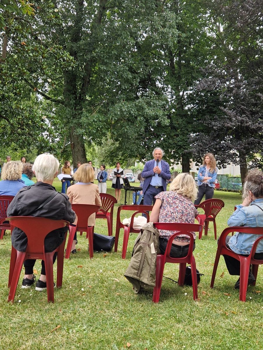 FoPerrens's tweet photo. « Chœur des Dames »de l’Opéra national de Bordeaux au parc de l’https://t.co/dQisIGd0Iz culture joue un rôle essentiel à l’hôpital ⁦@ch_perrens.⁩Cet l’accès artistique,culturel contribue à dynamiser l’ouverture de l’hôpital sur la cité,aide à changer le regard sur l’autre… https://t.co/6AeFzrf0iJ