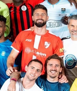frabigol's tweet photo. LE DIJERON A LOS JUGADORES DE FRANCIA QUE VAYAN CON LA CAMISETA DE SUS CLUBES FAVORITOS Y GIROUD FUE CON UNA DE RIVER TODA TRUCHA??????

EJKAKDKAKDKSKSKJWKWKJS RIVER ES LOCURAAAAAAA 🐔🐔🐔🐔🐔🐔🐔🐔🐔🐔🐔🐔 https://t.co/C3Ld9pg93B
