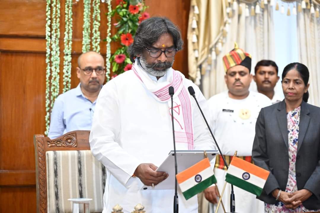 झारखंड के 13वें मुख्यमंत्री के तौर पर शपथ ग्रहण लेने पर श्री <a href="/HemantSorenJMM/">Hemant Soren</a>  जी को हार्दिक शुभकामनाएं और जोहार।

आशा व उम्मीद है आपके नेतृत्व में राज्य में विकास की गति और तेज होगी।
#JharkhandCM 
#HemantSoren