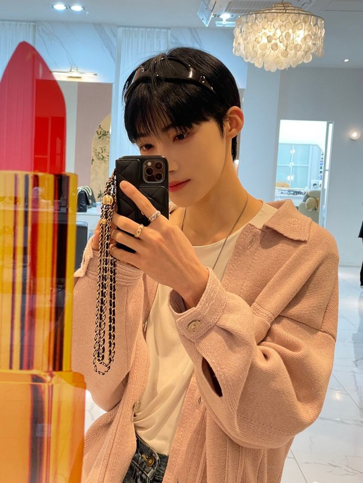 only4younghoon's tweet photo. .
⠀ :¨ ·.· ¨: 
 ⠀ `· .  ഒ ⠀ ⠀ ⠀ ⠀ ⠀ ⠀ ⠀ ⠀ ⠀  ⠀ 
⠀  .ᐟ  ﹒﹒ ୨୧

🎞 ꮺ ִֶָ ׂ Movie date with my lover ♡ׂ ּ ꒱

#TBSD #TheBSelcaDay #TheBshot◡̈ #DeobiSelcaDay #더비셀카데이 #최찬회 #찬회 #CHOICHANHEE #CHANHEE #THEBOYZ @WE_THE_BOYZ https://t.co/0XUAeslJ6w
