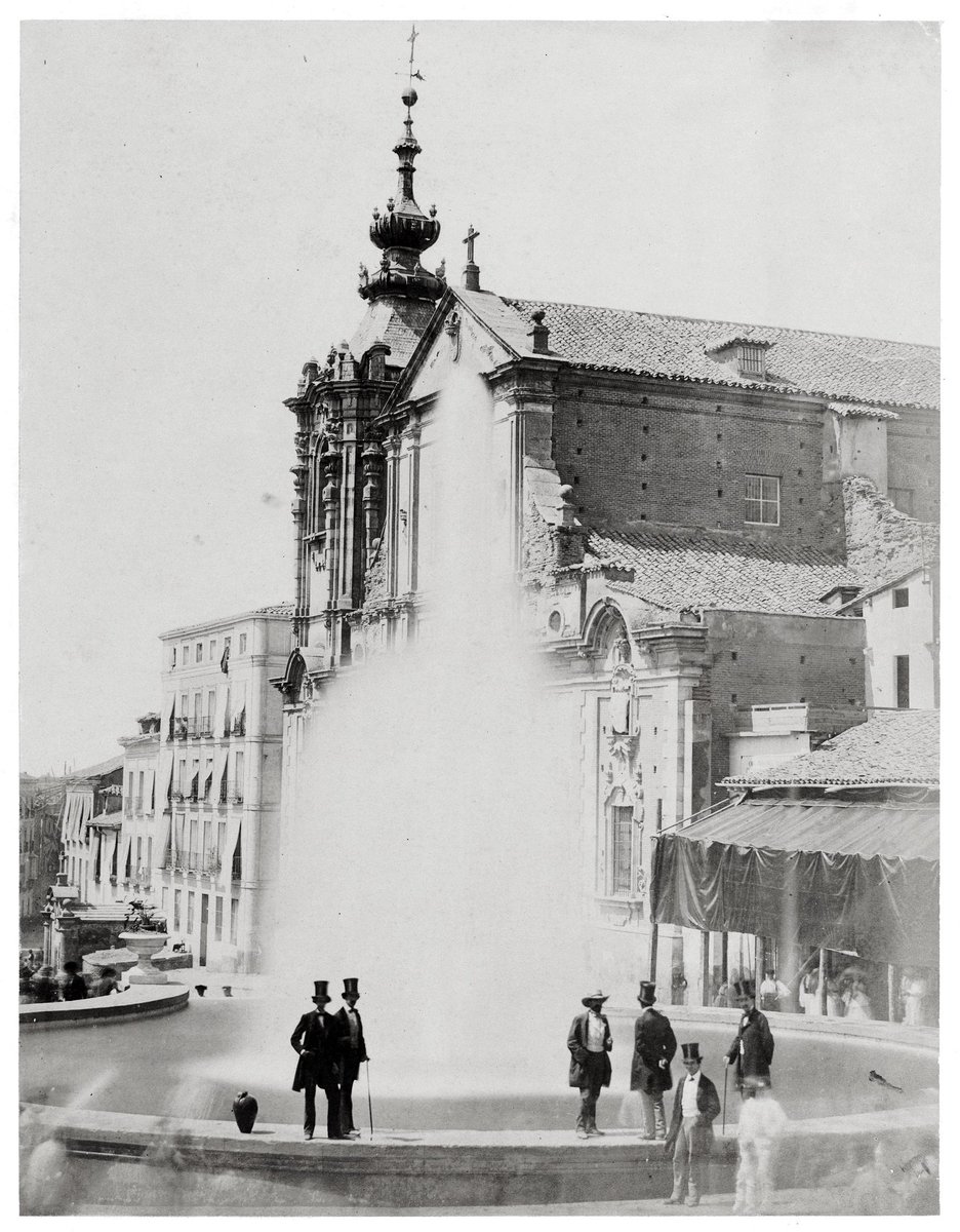 En 1858 se instala en la calle Ancha de San Bernardo, junto a la iglesia de Montserrat, una fuente monumental con motivo de la inauguración del Canal de Isabel II. El surtidor principal podría haber sido trasladado a la fuente de la Puerta del Sol en 1860. Foto: Charles Clifford