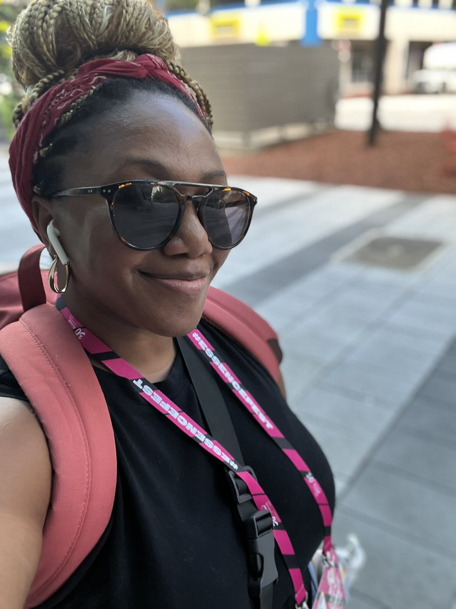 AngieWorldOrder's tweet photo. Ya girl wrote 25+ scripts and now, it’s ✨almost✨ showtime!
Happy @essencefest to those who celebrate! 🩵🩷💜 #ProducingWithAngie https://t.co/SYka4LdnJV