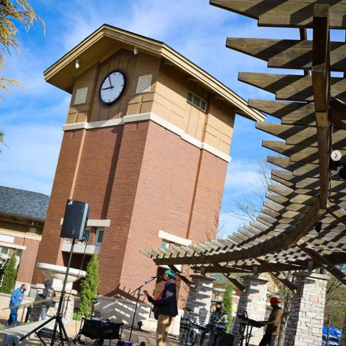 Anyone else craving a hot dog today? 🇺🇲✋ Happy 4th of July!

Get your groove on tonight at Summerfest! Then, come back this weekend for farmers market shopping, pickleball games, ice cream and so much more #OnlyAtTheMeadows.

📸 lakesaintlouisliving on Instagram