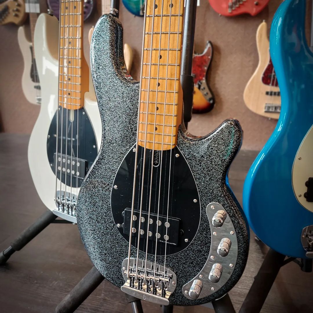 sireusaofficial's tweet photo. Parade of groovy colors and sound.
📸@bassmaniac_paris (IG) #SireCollection #Sirebass #SireZ3 #MarcusMiller #Sire2024 https://t.co/qwJkaUIlWU