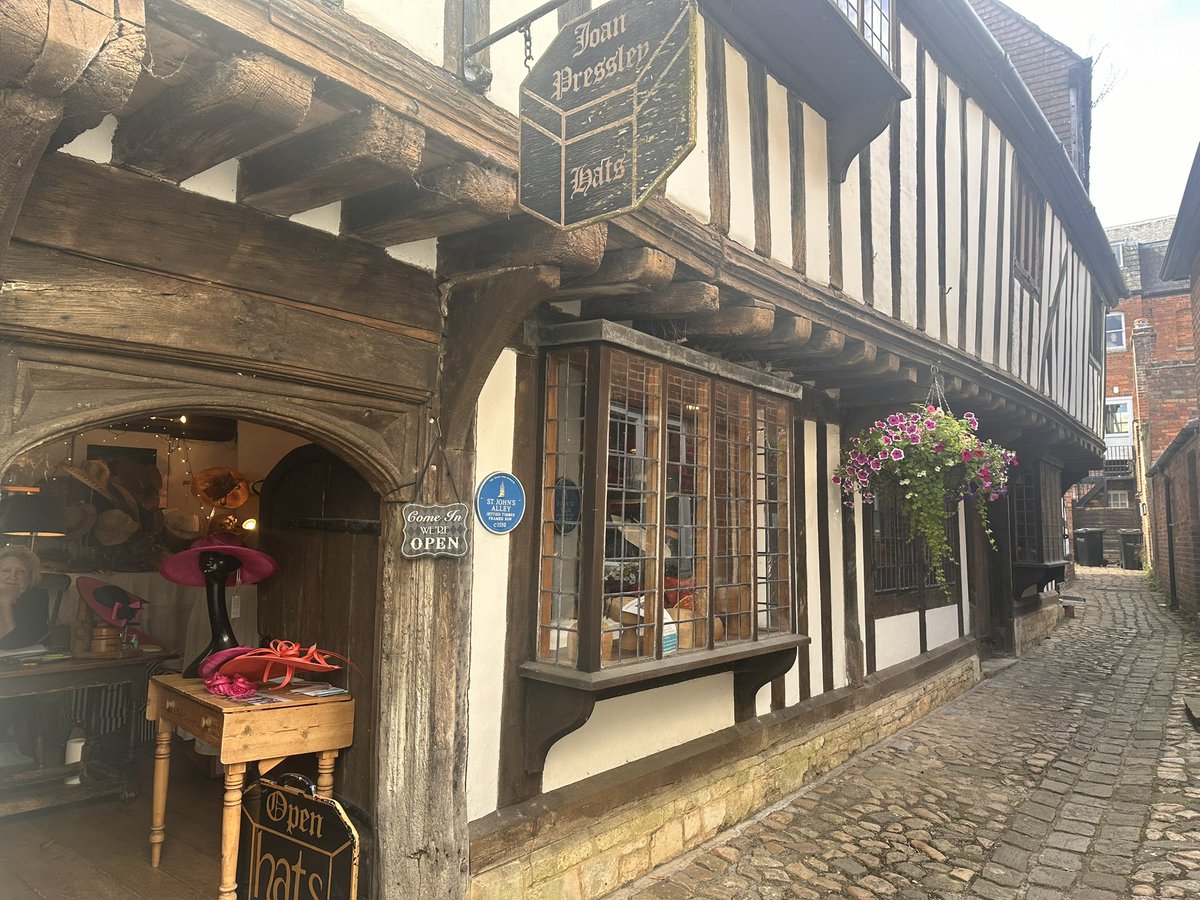 icod's tweet image. Discovered the most amazing hat hire shop in #Devizes. Old fashioned service that charms the pants off you. 
I’ve come away with the most enormous hat in the world and I feel great in it