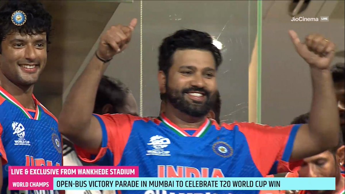mufaddal_vohra's tweet photo. Captain Rohit Sharma gives a Thumbs Up to the Wankhede crowd. 

- The 5 time IPL winning captain returns as a World Cup winning captain. 🏆 https://t.co/XGp9fJKcEI