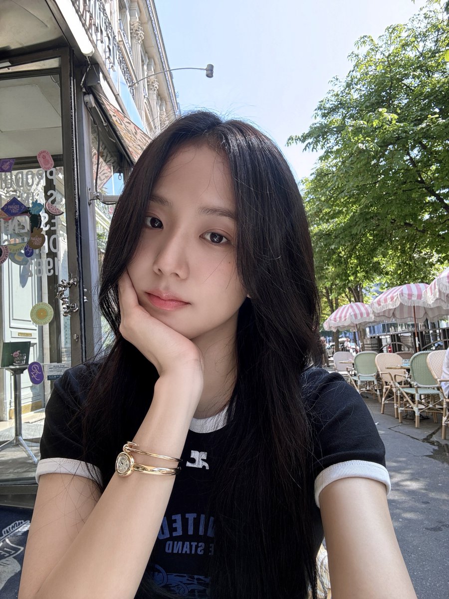 jisoogaIIery's tweet photo. JISOO 🫧 UPDATE! https://t.co/XpMIjtpIBJ