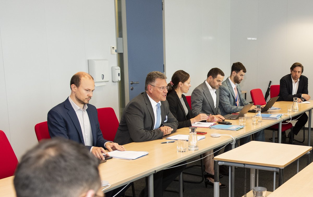 renewableH2EU's tweet photo. 🧵RHC CEOs met with @EU_Commission EVP @MarosSefcovic to discuss the #HydrogenBank. 

They stressed the need for: 
1⃣ Including a resilience criterion to ensure a level-playing field
2⃣ Relaxing temporarily cumulation rules to close the cost-gap. 
3⃣ Increasing its budget. 

⤵️ https://t.co/dZ8n4pCguT