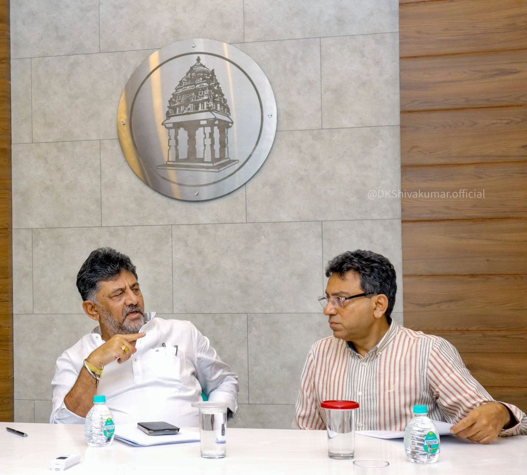 DKShivakumar's tweet photo. ಮಲ್ಲೇಶ್ವರಂನಲ್ಲಿರುವ ಬಿಬಿಎಂಪಿ ಕಚೇರಿಯಲ್ಲಿ ಇಂದು ಅಧಿಕಾರಿಗಳೊಂದಿಗೆ ಸಭೆ ನಡೆಸಿದೆ. ಬೆಂಗಳೂರಿನಲ್ಲಿ ನಿರ್ಮಿಸಲು ಉದ್ದೇಶಿಸಿರುವ ಮಹತ್ವಾಕಾಂಕ್ಷೆಯ ಸ್ಕೈಡೆಕ್‌ ಯೋಜನೆ ಸೇರಿದಂತೆ ವಿವಿಧ ಮೂಲಸೌಕರ್ಯ ಯೋಜನೆಗಳಿಗೆ ಸಂಬಂಧಿಸಿದ ವಿಡಿಯೋ ಪ್ರಸ್ತುತಿ ವೀಕ್ಷಿಸಿದೆ. ಹಾಗೆಯೇ ಈ ಸಂಬಂಧ ಅಗತ್ಯ ಸೂಚನೆಗಳನ್ನು ನೀಡಿದೆ. https://t.co/A4nJUPuKlD
