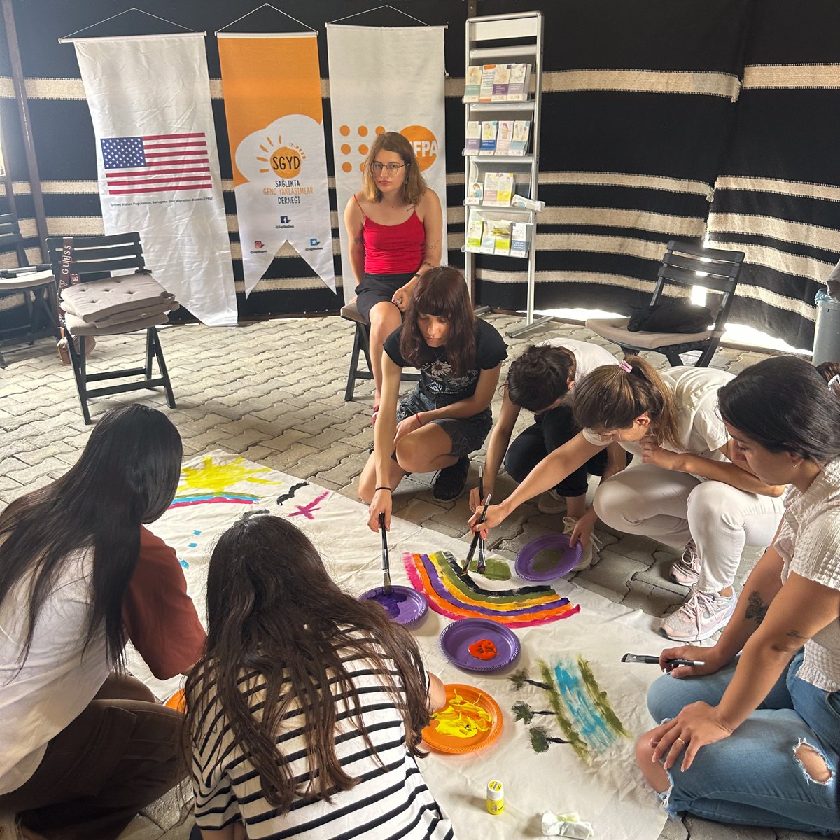 Bugün de #Hatay’dayız. 

Gençlerin güçlenmesi için deprem bölgesinde çalışmaya devam ediyoruz. 

<a href="/StatePRM/">Bureau of Population, Refugees, and Migration</a> desteği ve <a href="/SagliktaGenc/">Sağlıkta Genç Yaklaşımlar Derneği</a> iş birliği ile hizmet veren Gençlik Merkezimizde gençlerle buluştuk.