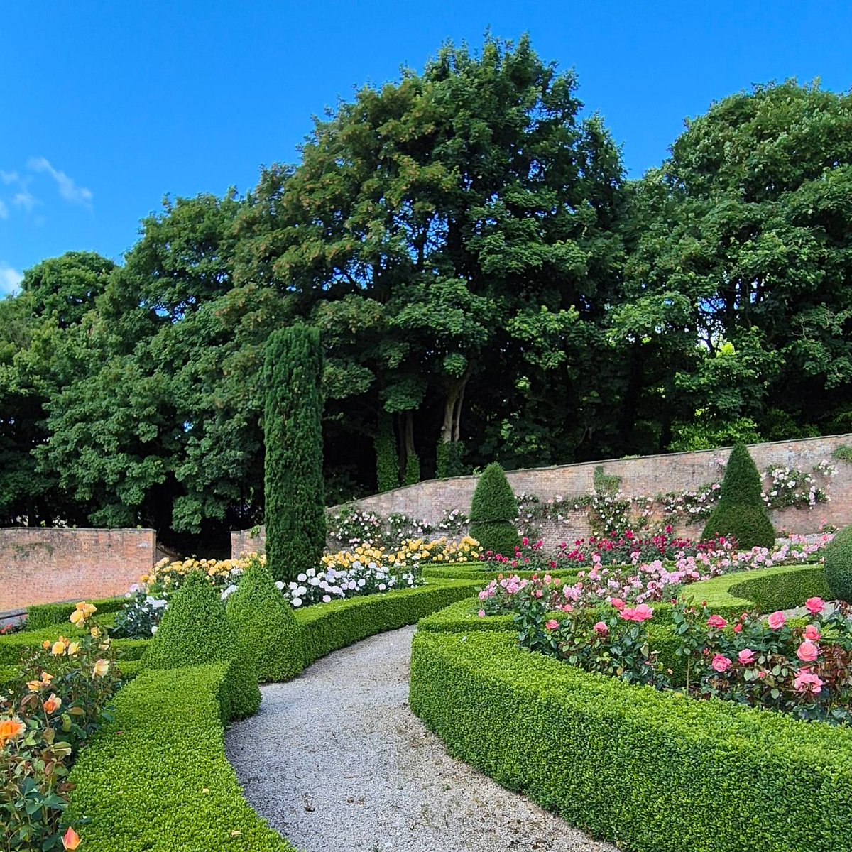 marklangleyart's tweet photo. I was out starting a painting at @HoptonHall today for the Month of Art in #July. It is looking spot on in the rose garden today! Colin Halliday was also working on something.
#pleinairpainting #hoptonhall #garden #derbyshire #peakdistrict https://t.co/SrLoydTaG8