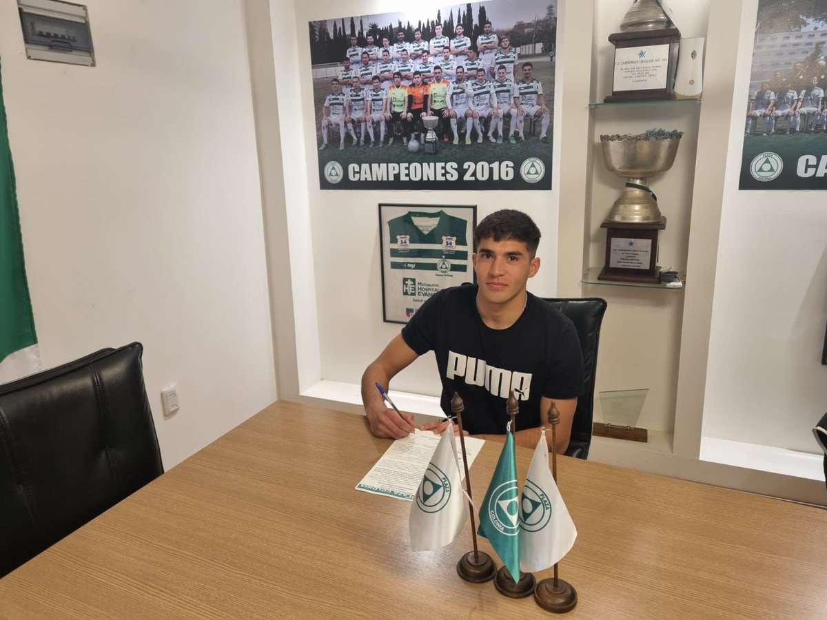 Este miércoles firmó contrato con Plaza Colonia Joaquín Moreira (2004).

Hizo todo el baby en el club y las formativas en Plaza. Felicitaciones, Joaco! A seguir por este camino 💪🏼

#ClubdeCampeones 🔵⚪️🔴