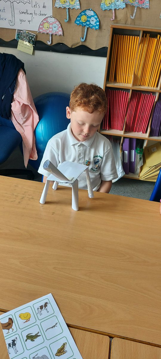 HurstParkSchool's tweet image. Year 2 built their way to success in #DT this half term! After exploring strength &amp;amp; stability in structures, they designed comfy chairs for Baby Bear 🐻 using 3D shapes - it turns out cylinder shape  are super strong! @LEOacademies #WeAreLEO🦁