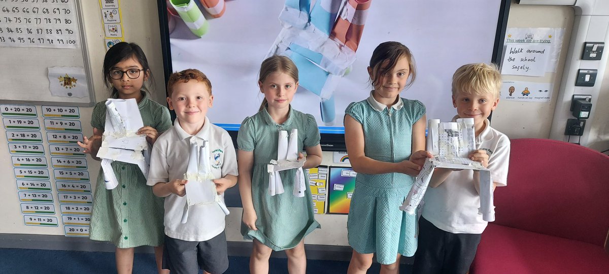 HurstParkSchool's tweet image. Year 2 built their way to success in #DT this half term! After exploring strength &amp;amp; stability in structures, they designed comfy chairs for Baby Bear 🐻 using 3D shapes - it turns out cylinder shape  are super strong! @LEOacademies #WeAreLEO🦁