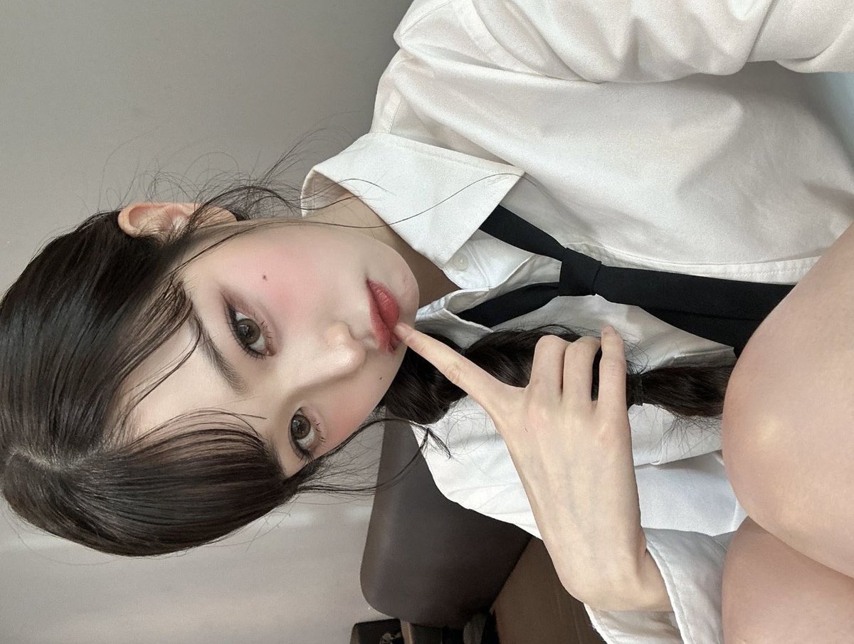 luvwy04's tweet photo. 장원영은 진짜 유명한 미소녀임 https://t.co/42Tk4G7ra3