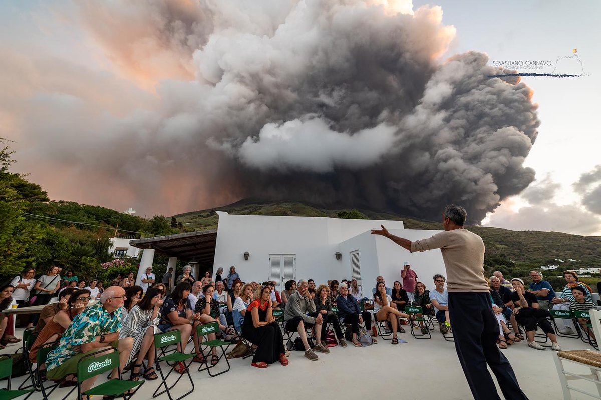 P.s. questa pazzesca fotografia dello Stromboli è stata scattata oggi al tramonto... credo che una scena simile sia impossibile anche solo da immaginare nel 99.9% del pianeta. Che posto magico 🌋

Foto relizzata e concessa da Sebastiano Cannavò di Stromboli Stati d'Animo ©️
