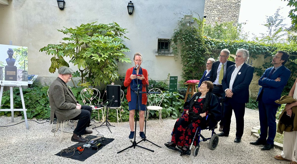 jeanlucbattini's tweet photo. A l'occasion de l'inauguration au Musée de #Montmartre du buste de Suzanne Valadon par le sculpteur Nordin, Mme Jeanine #Warnod dont le dernier ouvrage « Un roman vrai » retrace l'histoire de cette #sculpture a été décorée en qualité d'officière de l'ordre des arts et des lettres https://t.co/ElJwOKw2IX