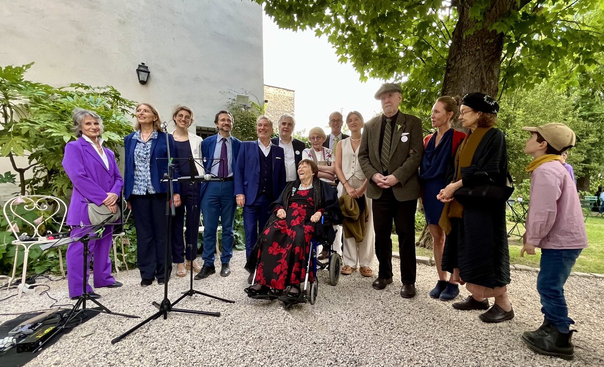 jeanlucbattini's tweet photo. A l'occasion de l'inauguration au Musée de #Montmartre du buste de Suzanne Valadon par le sculpteur Nordin, Mme Jeanine #Warnod dont le dernier ouvrage « Un roman vrai » retrace l'histoire de cette #sculpture a été décorée en qualité d'officière de l'ordre des arts et des lettres https://t.co/ElJwOKw2IX