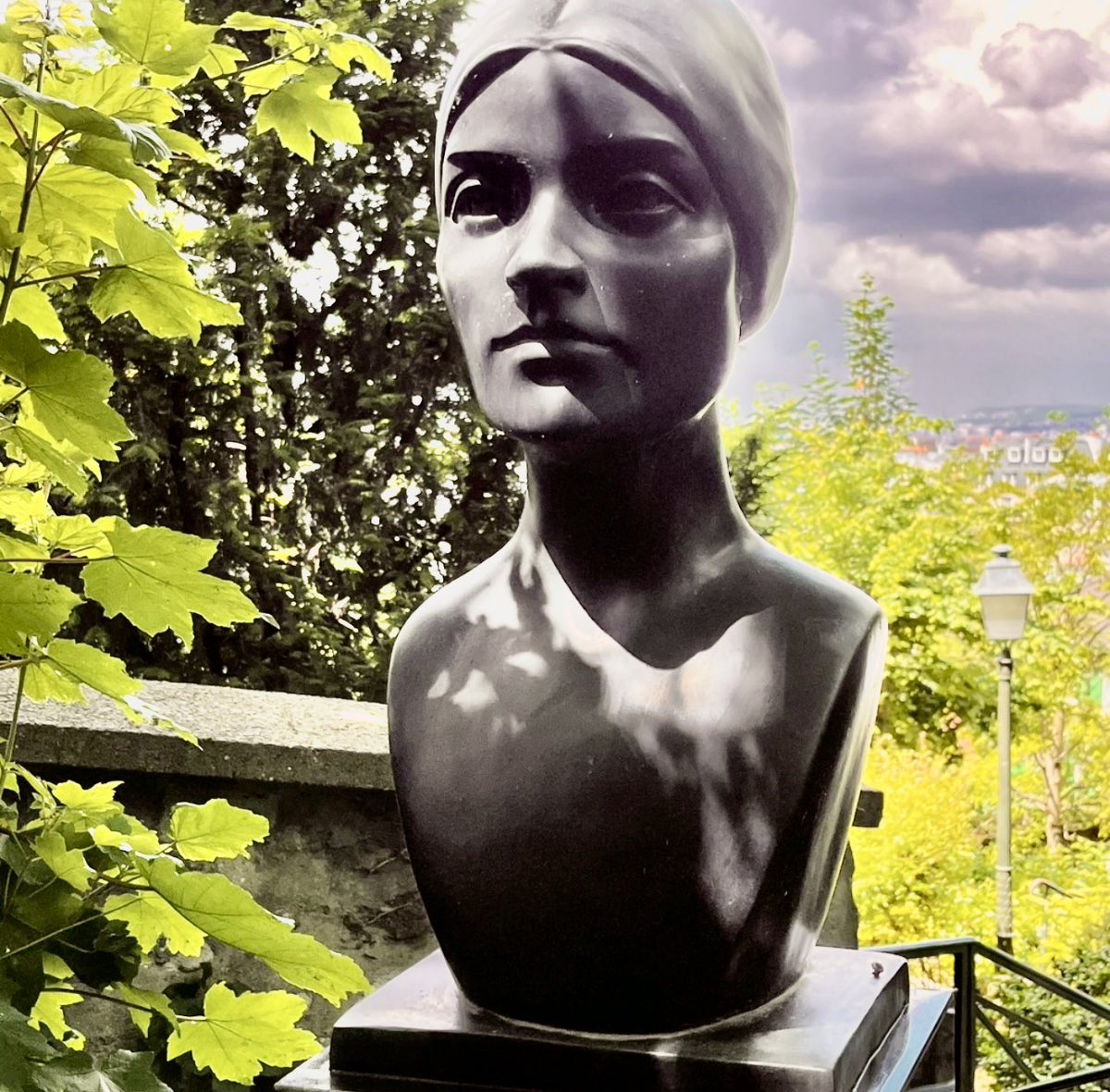 jeanlucbattini's tweet photo. A l'occasion de l'inauguration au Musée de #Montmartre du buste de Suzanne Valadon par le sculpteur Nordin, Mme Jeanine #Warnod dont le dernier ouvrage « Un roman vrai » retrace l'histoire de cette #sculpture a été décorée en qualité d'officière de l'ordre des arts et des lettres https://t.co/ElJwOKw2IX