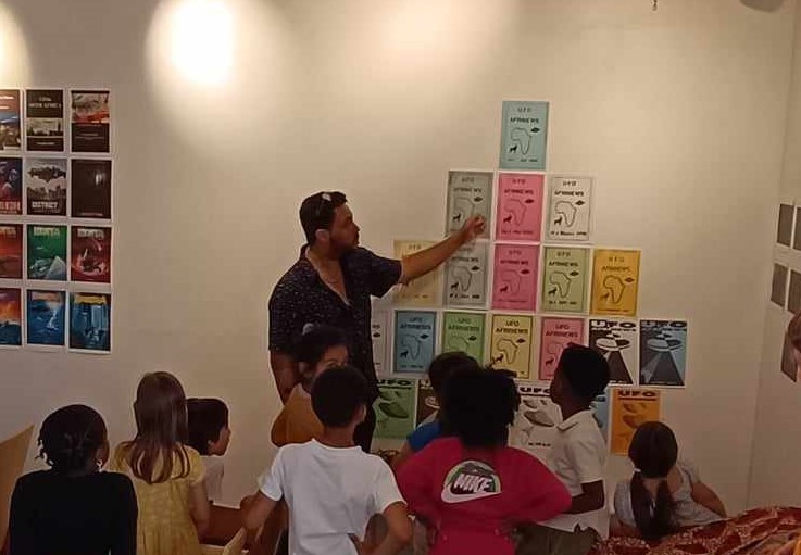 UAPAfrique's tweet photo. This 4/07/24, the children were well-behaved, polite and attentive with Jann Halexander during the guided tour of the 'UFOs in Africa' exhibition, which closes on Sunday 7 at 7pm. #uap #ufo #culture #education #teaching https://t.co/0wsFQKhi4Y