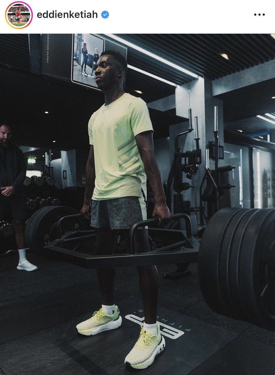DeasunO's tweet photo. Great to see top professional footballers lifting in the off season. #trainingage https://t.co/Q7ESdfp9z1