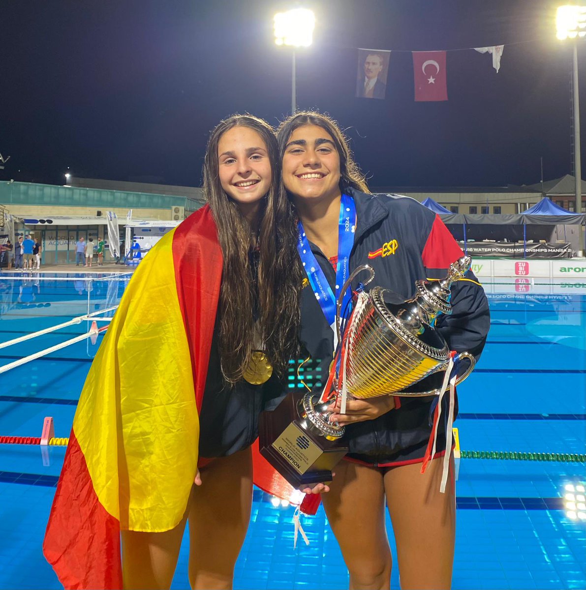 ‼️🏆CAMPIONES DEL MON🌏‼️

Les jugadores 🤽‍♀️Maria Manso🤽‍♀️ i 🤽‍♀️Martina Fernandez🤽‍♀️ es proclamen Campiones del Mon 🌏 amb la selecció Espanyola cadet femenina guanyat per 7 a 10 a Hongria🇭🇺 a la final‼️

Moltes felicitats noies‼️

#waterpolo
#Terrassa 
#MareaRoja⚪️🔴