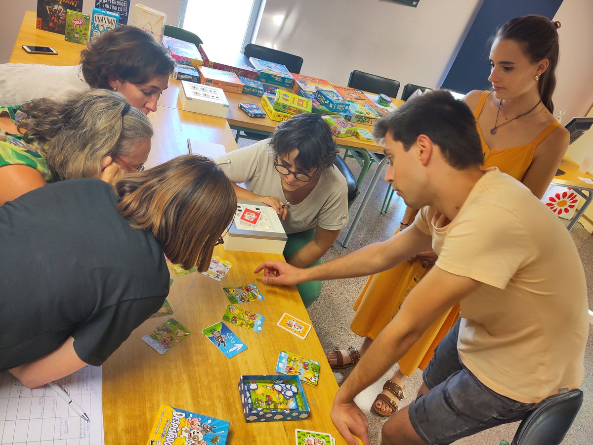 Gran tarda a l'escola d'estiu del <a href="/mrpaltemporda/">@mrpAltEmporda</a> . Aprenem a treure el suc dels jocs de taula per dur-los a l'aula! Magnífics @Anslins1 i <a href="/Guillem17Coll/">Guillem Coll</a> . <a href="/FMRPc/">FMRPedagògica</a> <a href="/sealtemporda/">SE Alt Empordà</a>