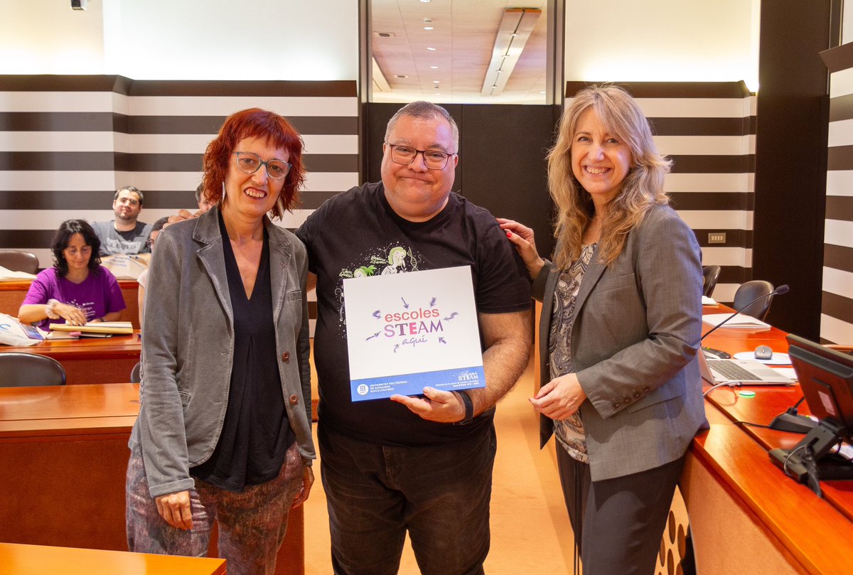 jcalpe's tweet photo. @nuriasalann @insinfanta Recollint en nom de l'@insinfanta el segell "Escoles #AquíSTEAM #UPC " de mans de la  vicerectora Josefina Antonijuan i la presidenta del Consell Social Montserrat Guàrdia de @la_UPC https://t.co/0MTofXDxtW
