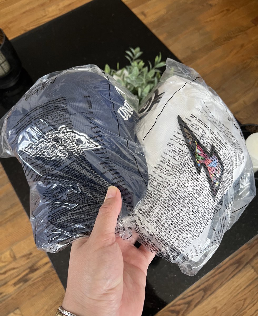 jaycmb27's tweet photo. Hey clone fam! I’m not much of a hat person tbh. Forgot I even had these. If anyone wants to cop, just DM me :). https://t.co/lR2hMcxALA