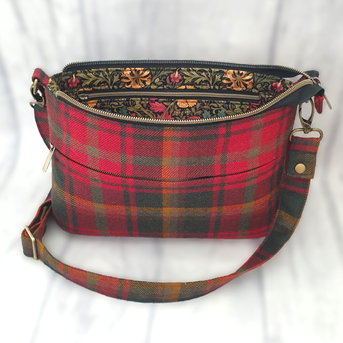 #MHHSBD 

𝗦𝗰𝗼𝘁𝗹𝗮𝗻𝗱 𝗺𝗲𝗲𝘁𝘀 𝗘𝗻𝗴𝗹𝗮𝗻𝗱!

A pretty crossbody bag made with a tartan wool and coordinating William Morris print. The strap is adjustable and there's card slots concealed with the internal pocket. Take a look in my Etsy shop - link in bio❤️