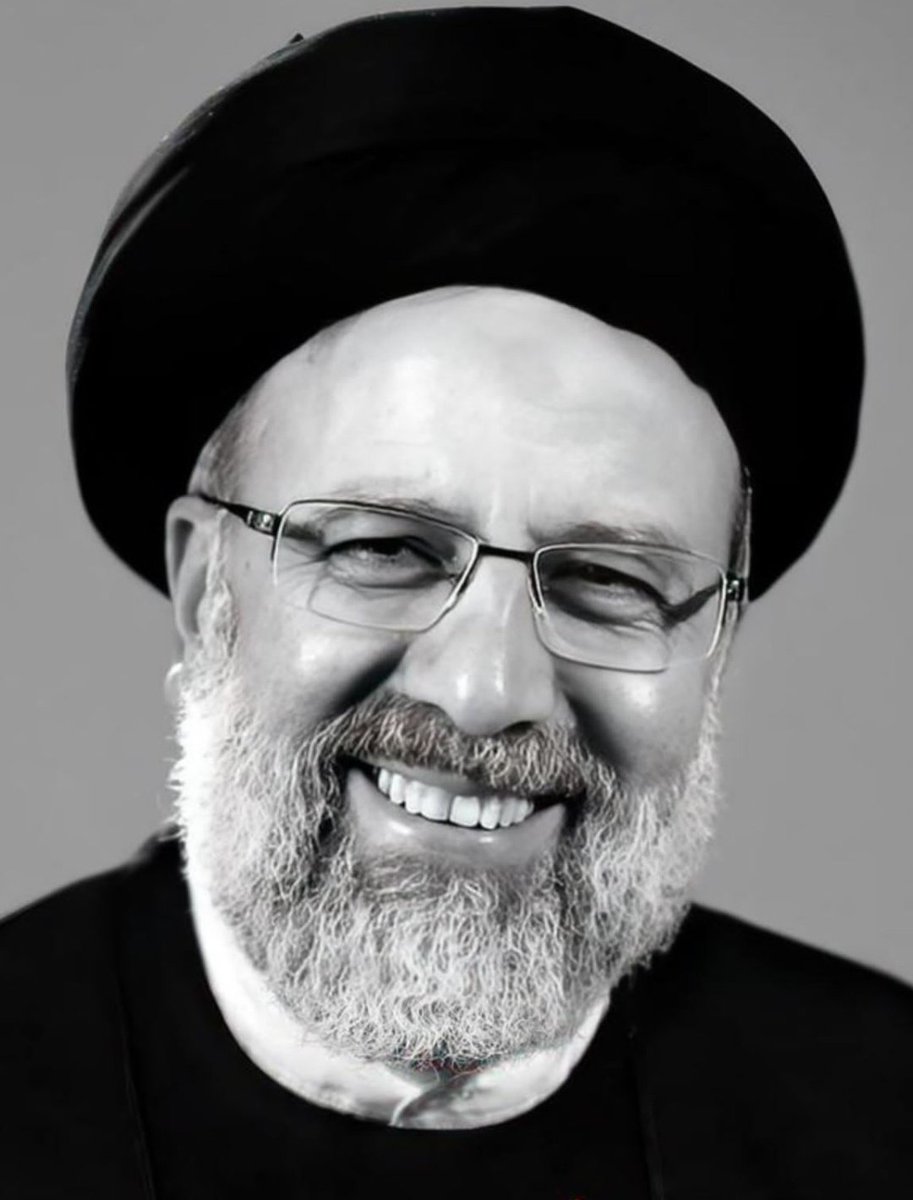 Ghalamdar_'s tweet image. گفتم بنویسم ز تو امشب که رفیقان
یکـــ بار به یادتـــ صلـواتی بفـرستنـد
#قَـلَـمــدار 🚩