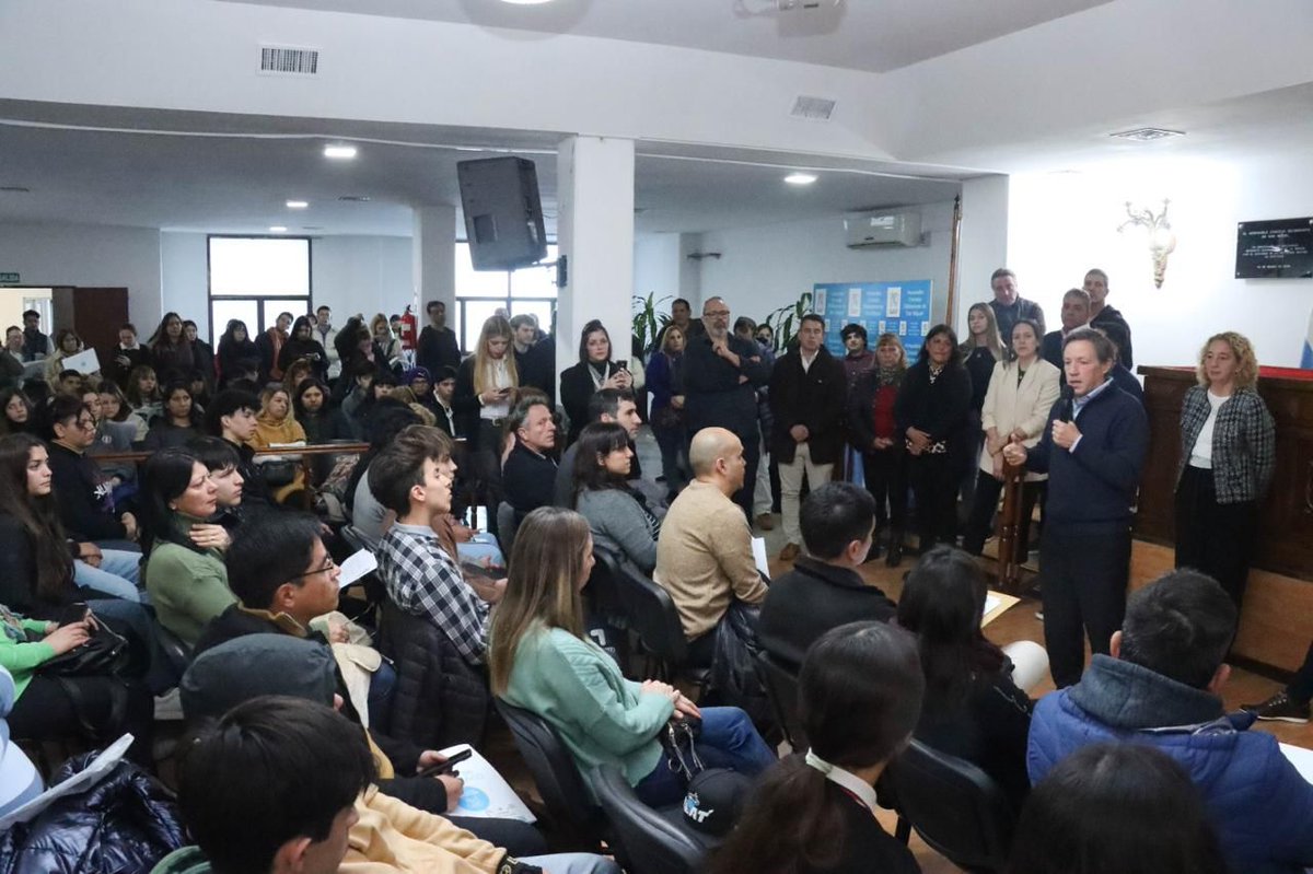 jaimemendezh's tweet photo. Hoy saludamos a los alumnos de 5to año de distintas escuelas que participan del concurso “Concejales del Futuro”, una iniciativa del @HcdSanMiguel donde los jóvenes presentan proyectos para hacer mejoras en sus instituciones #SanMiguel https://t.co/KxtYcRPfGf