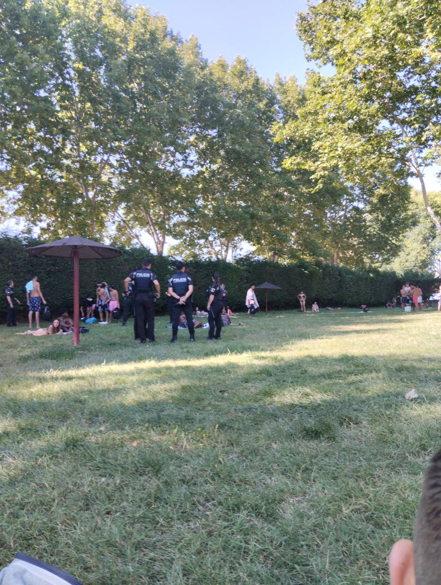 Piscina del juncal 🏊
- 9 policías para llevarse a un grupo de chavales, a saber
- altavoces a todo meter
- cuando dejas la mochila rezas por encontrartela a la vuelta
- gente bañándose con la ropa: pantalones, camisetas
- duchas de los vestuarios sin agua caliente
Distrito 2 👍