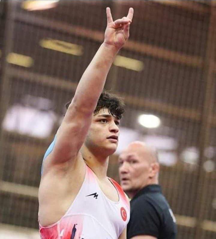 Bozkurtlar her yerde!

Sırbistan’da düzenlenen U20 Avrupa Şampiyonası’nda grekoromen stil 82 kilogramda Avrupa Şampiyonu olan milli sporcumuz Alperen Berber 🇹🇷💪