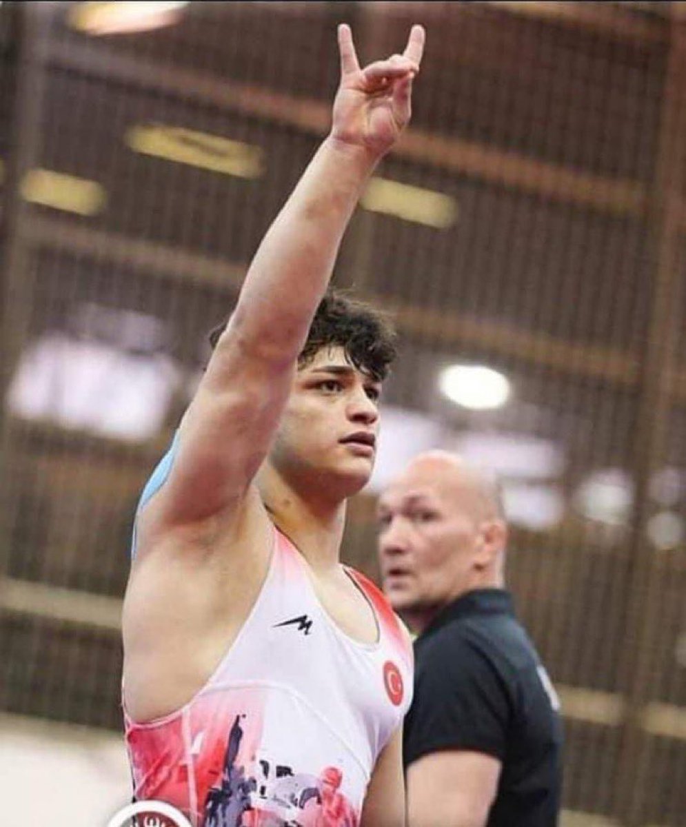 🔴 Sırbistan’da düzenlenen U20 Avrupa Şampiyonası’nda grekoromen stil 82 kilogramda şampiyon olan milli sporcumuz Alperen Berber, bozkurt yaptı.